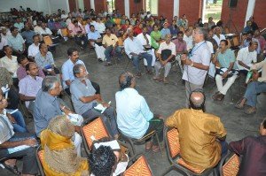 Dr. S. Murali Das, former Scientist, CESS and Consultant to LARC, answering questions from the public on lightning.
